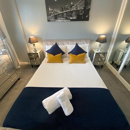 The Brook House - Spacious 3 Bed Home From Home In Burton 外观 照片
