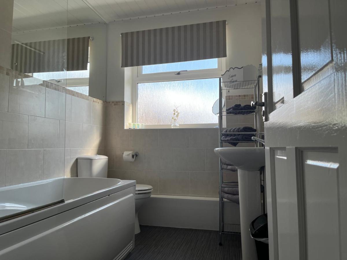 The Brook House - Spacious 3 Bed Home From Home In Burton 外观 照片