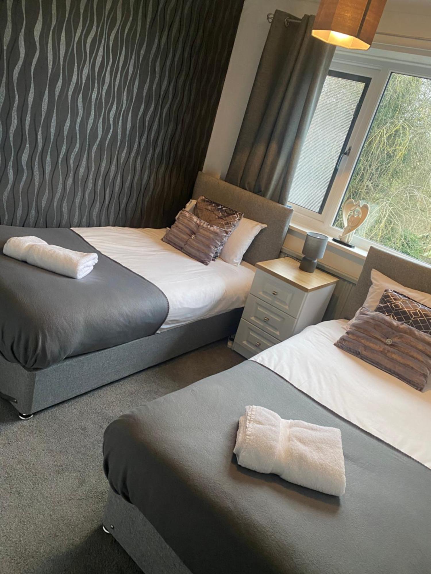 The Brook House - Spacious 3 Bed Home From Home In Burton 外观 照片