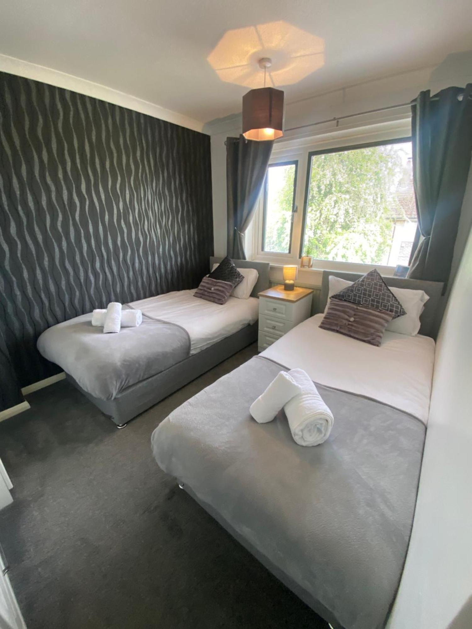 The Brook House - Spacious 3 Bed Home From Home In Burton 外观 照片
