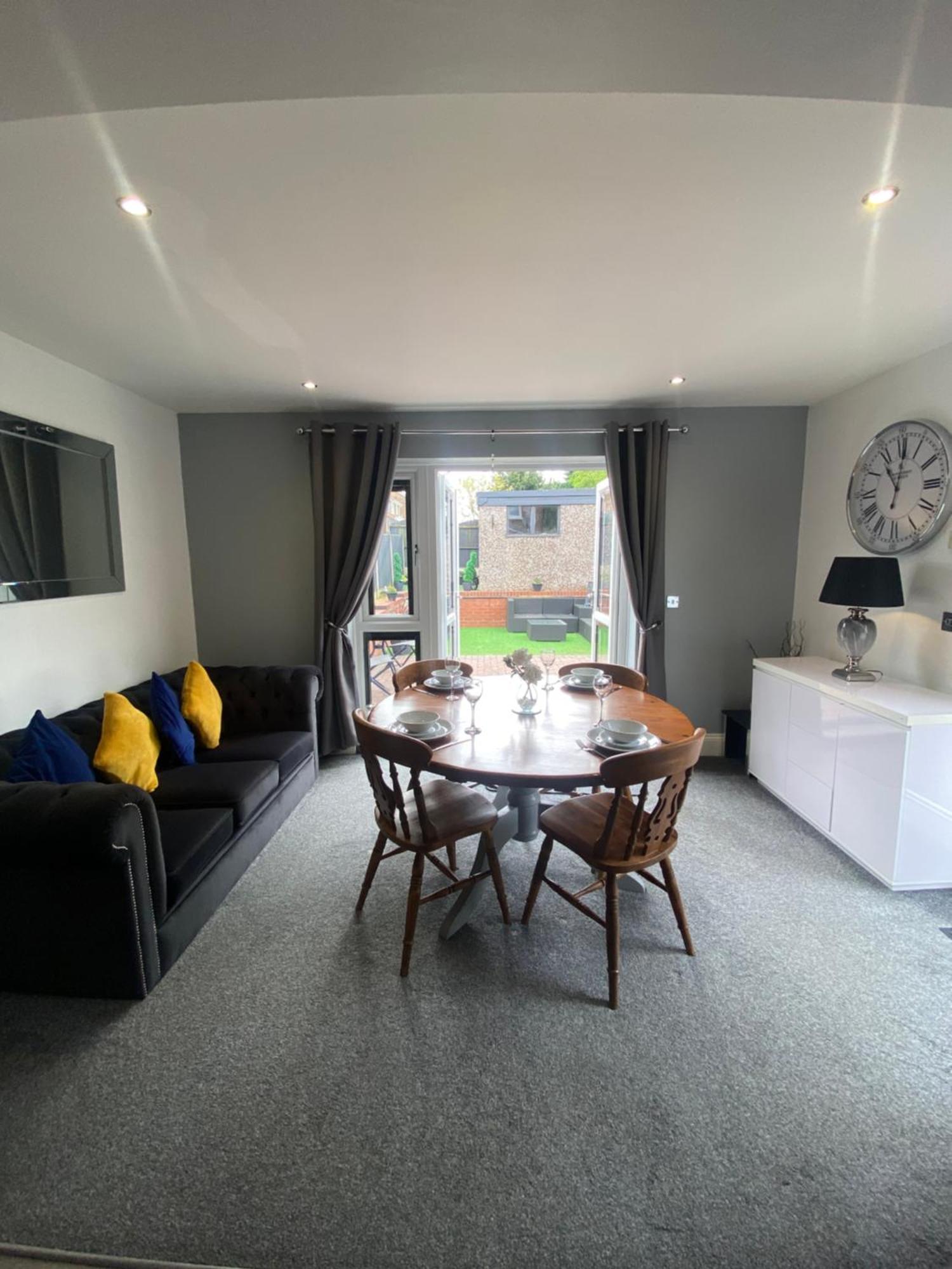 The Brook House - Spacious 3 Bed Home From Home In Burton 外观 照片