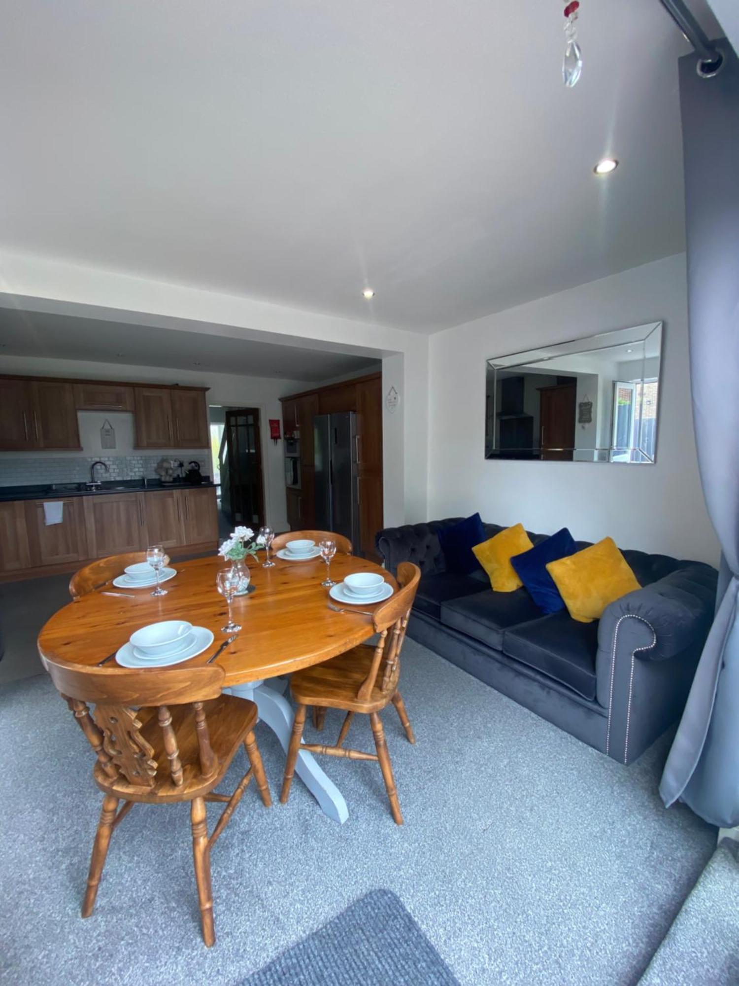 The Brook House - Spacious 3 Bed Home From Home In Burton 外观 照片
