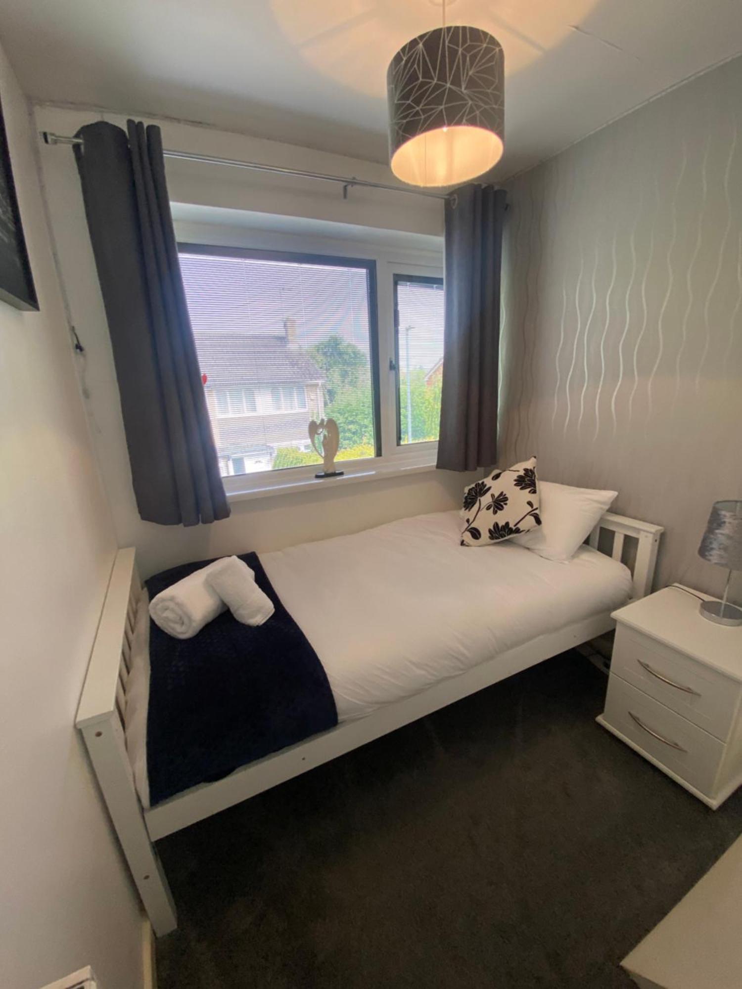 The Brook House - Spacious 3 Bed Home From Home In Burton 外观 照片